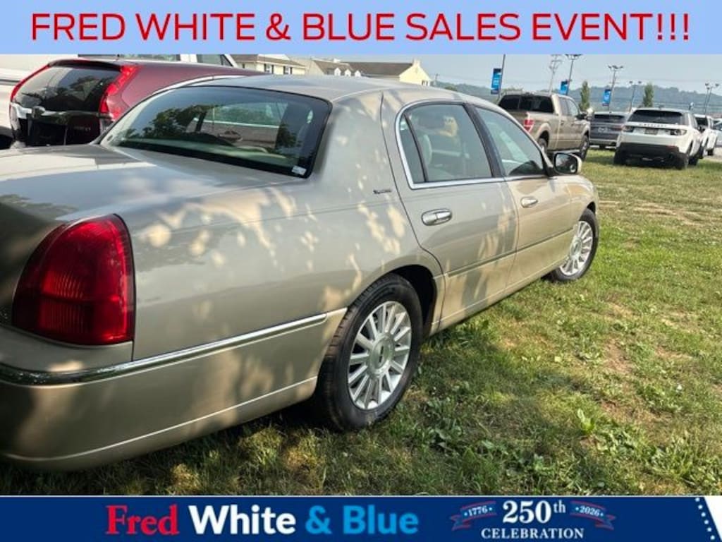 Used 2004 Lincoln Town Car Signature Sedan
