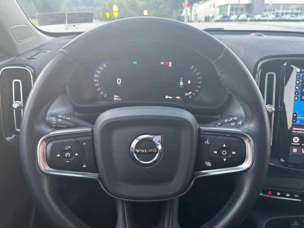 Certified 2025 Volvo XC40 B5 Core SUV