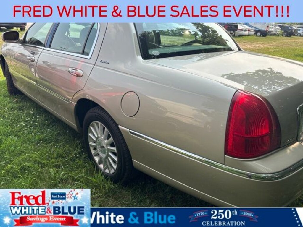 Used 2004 Lincoln Town Car Signature Sedan
