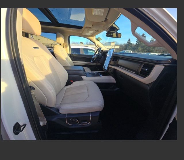 2022 Ford Expedition Platinum photo 2