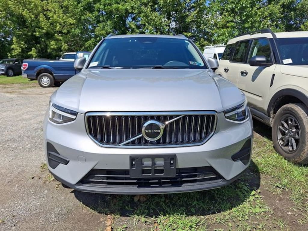 Used 2025 Volvo XC40 B5 Core SUV