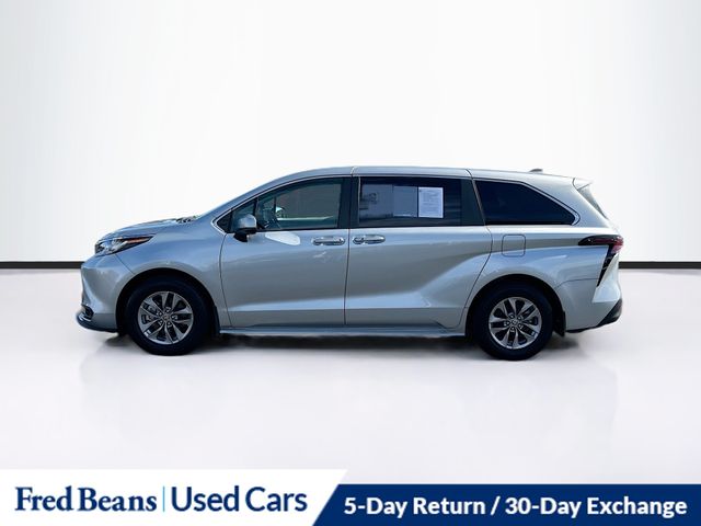 2023 Toyota Sienna LE photo 3