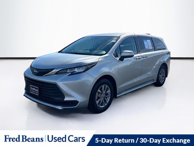 2023 Toyota Sienna LE photo 2