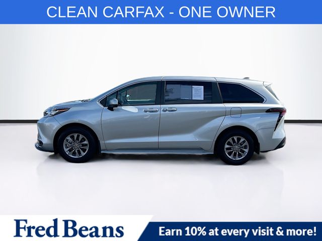 2023 Toyota Sienna LE photo 3