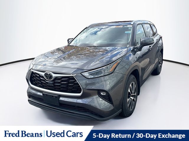 2022 Toyota Highlander XLE photo 2