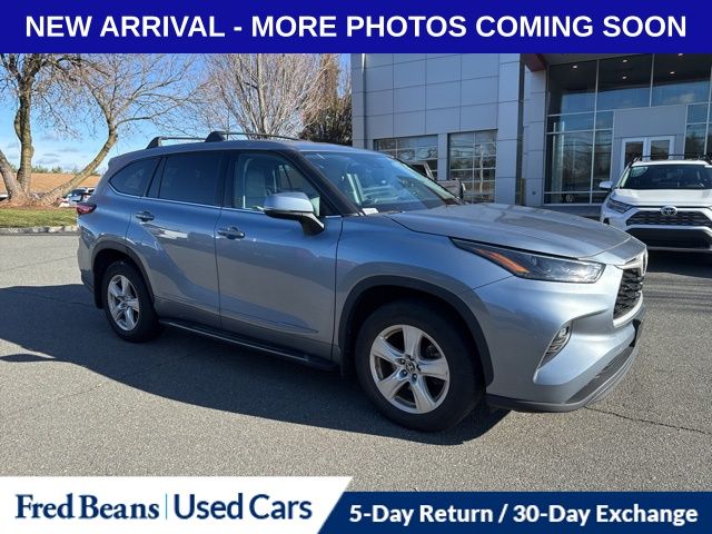 2022 Toyota Highlander LE photo 2