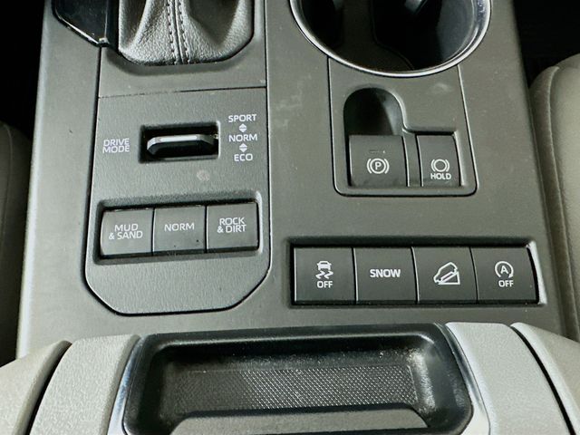 2022 Toyota Highlander XLE - Photo 11
