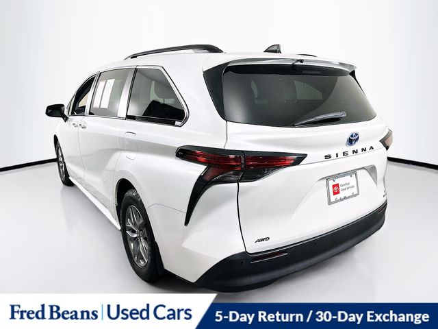 2022 Toyota Sienna XLE photo 3