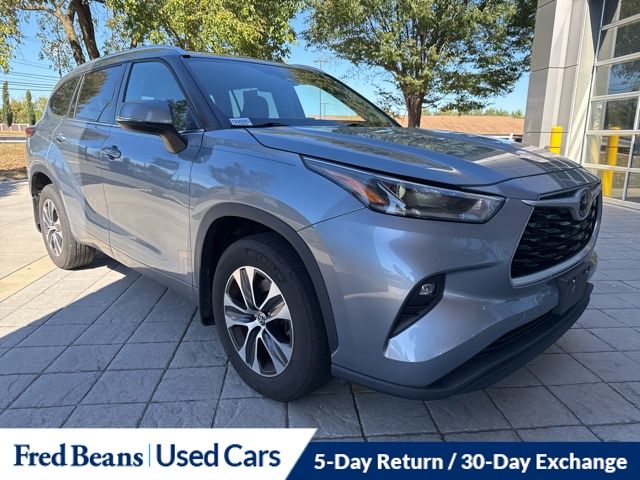 2021 Toyota Highlander XLE photo 2