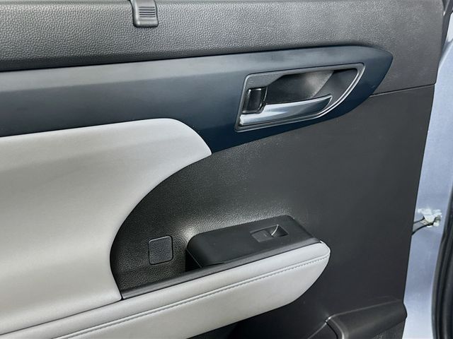 2022 Toyota Highlander XLE - Photo 18