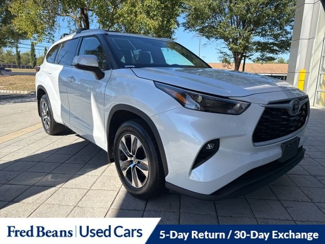 2022 Toyota Highlander XLE photo 2