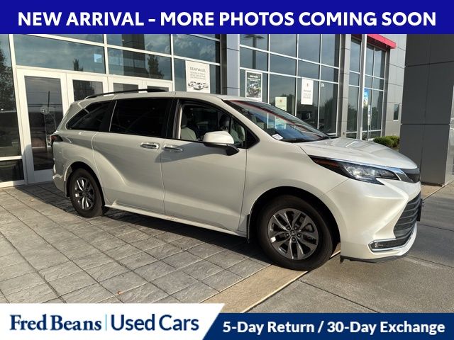 2022 Toyota Sienna XLE photo 2