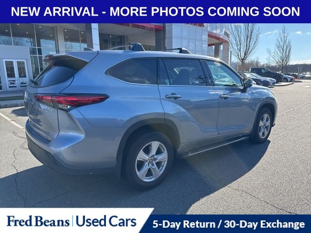 2022 Toyota Highlander LE photo 3