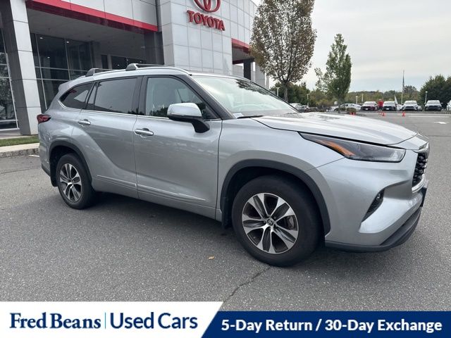2022 Toyota Highlander XLE photo 3