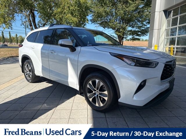 2022 Toyota Highlander XLE photo 3