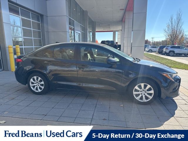 2022 Toyota Corolla LE photo 2