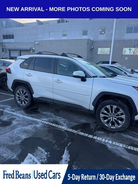 Used 2022 Toyota RAV4 XLE Premium with VIN JTMA1RFV9ND085543 for sale in Kansas City