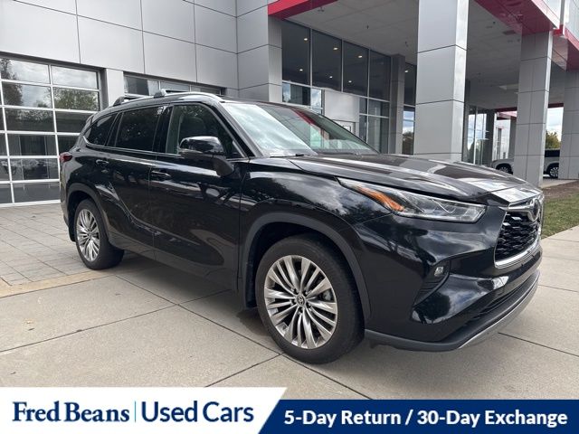2023 Toyota Highlander L photo 3