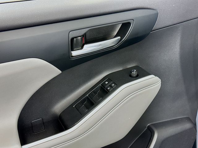 2022 Toyota Highlander XLE - Photo 16