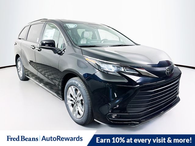 2026 Toyota Sienna XLE's photo