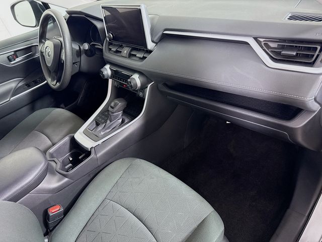 2024 Toyota RAV4 XLE - Photo 32