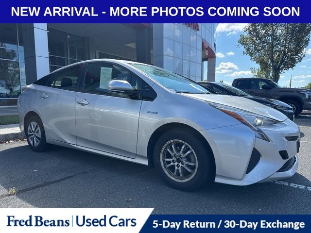 2016 Toyota Prius Four photo 3