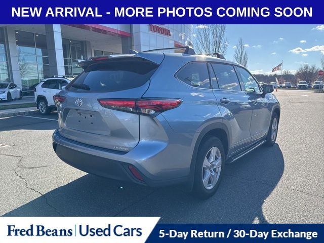 2022 Toyota Highlander LE photo 4