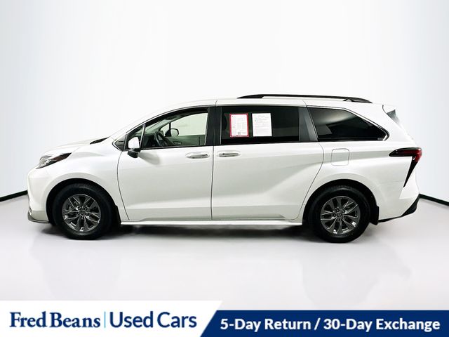 2022 Toyota Sienna XLE photo 2