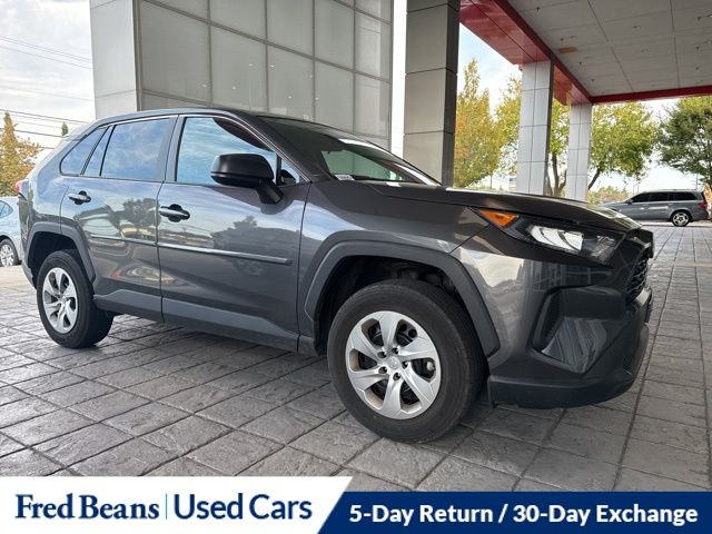 2022 Toyota RAV4 LE photo 3