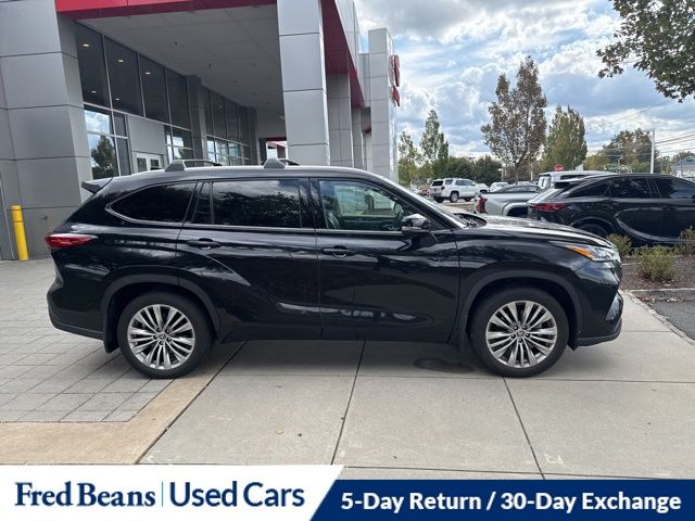 2023 Toyota Highlander L photo 4