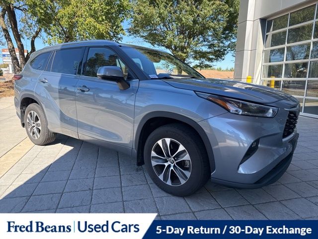2021 Toyota Highlander XLE photo 3