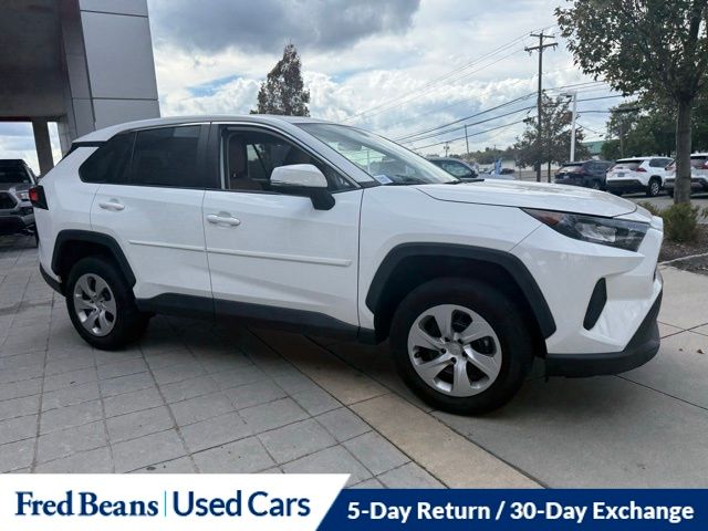 2022 Toyota RAV4 LE photo 3