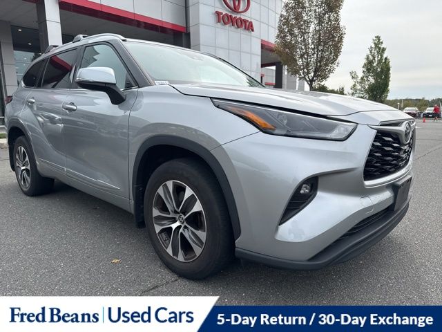 2022 Toyota Highlander XLE photo 2