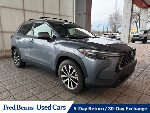 2022 Toyota Corolla Cross XLE photo 2