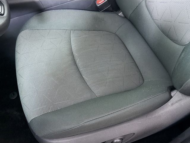 2024 Toyota RAV4 XLE - Photo 23