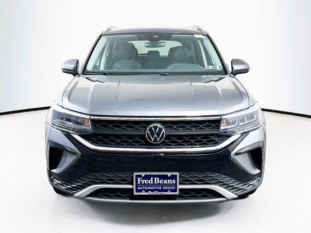 2023 Volkswagen Taos SE photo 2