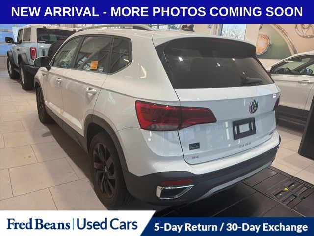 2022 Volkswagen Taos SE photo 2