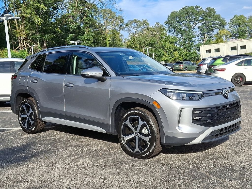 New 2025 Volkswagen Tiguan 2.0T SE SUV