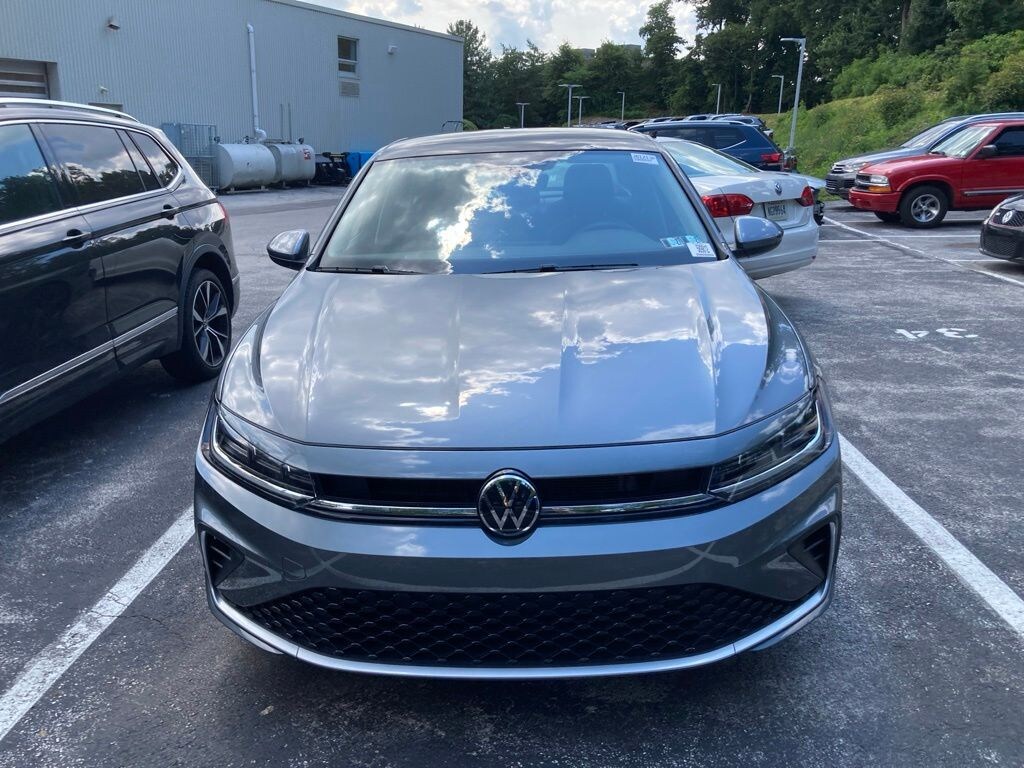 Certified 2025 Volkswagen Jetta 1.5T SE Sedan