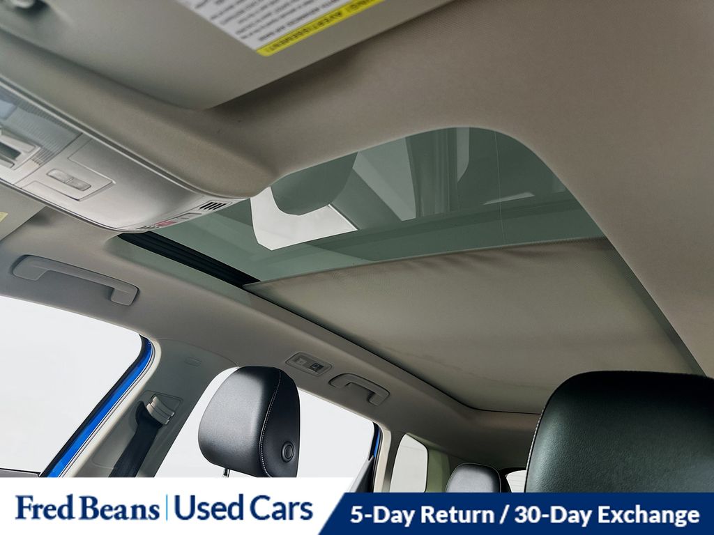 2023 Volkswagen Taos SEL photo 4