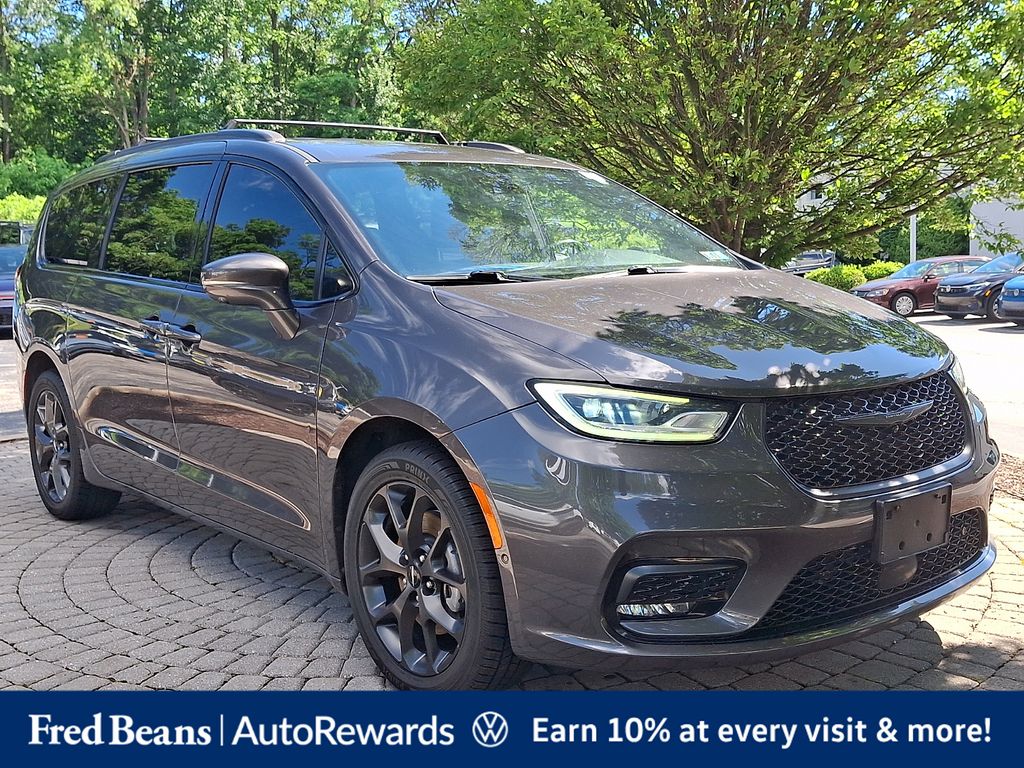 2022 Chrysler Pacifica Touring L's photo
