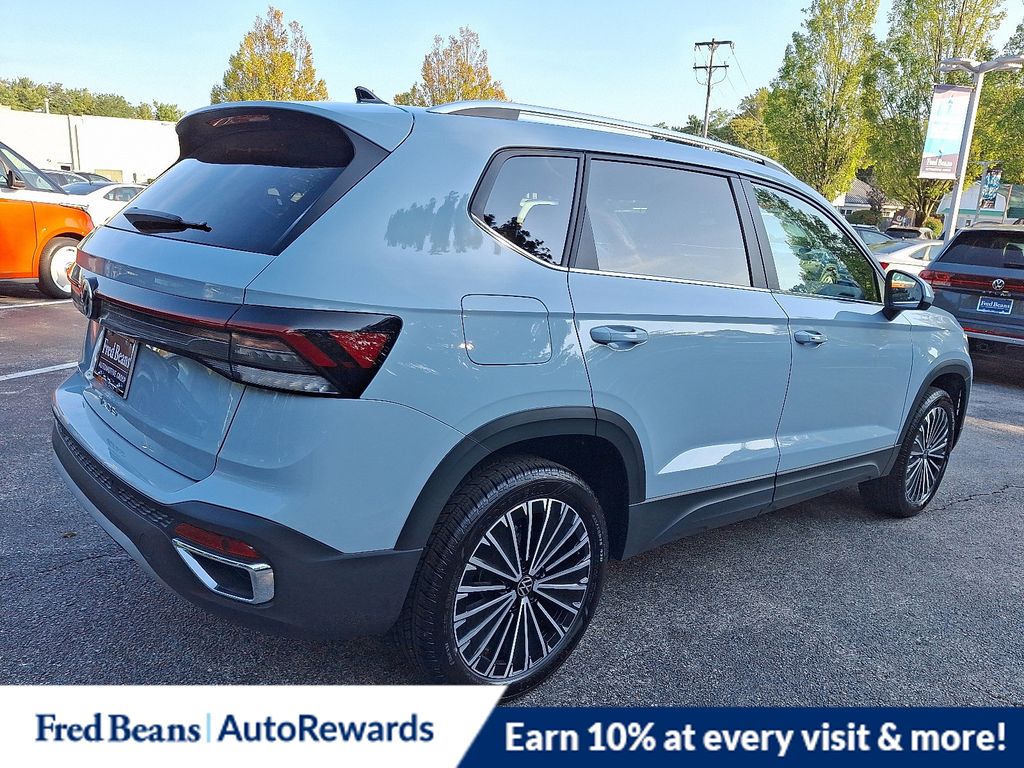 2025 Volkswagen Taos SE photo 3