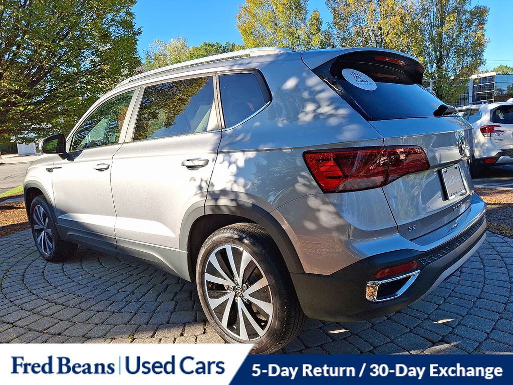 2022 Volkswagen Taos SE photo 2