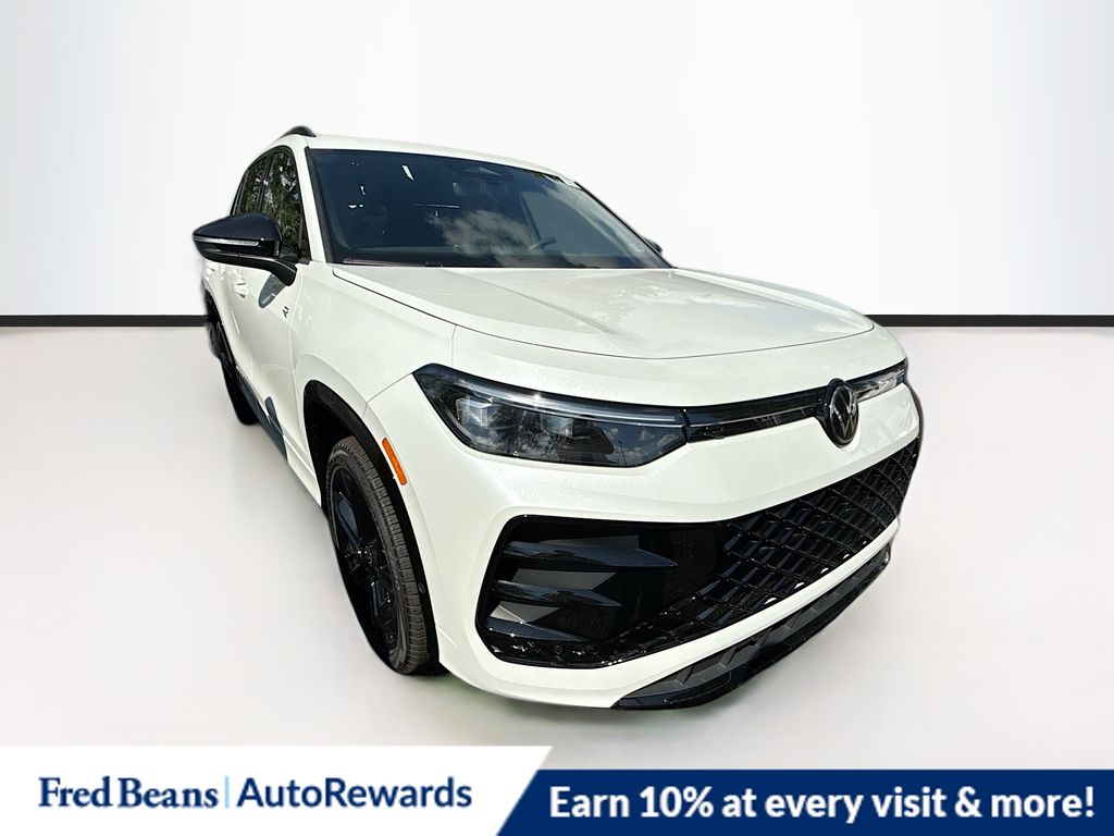 2025 Volkswagen Tiguan SE R-LINE BLACK's photo