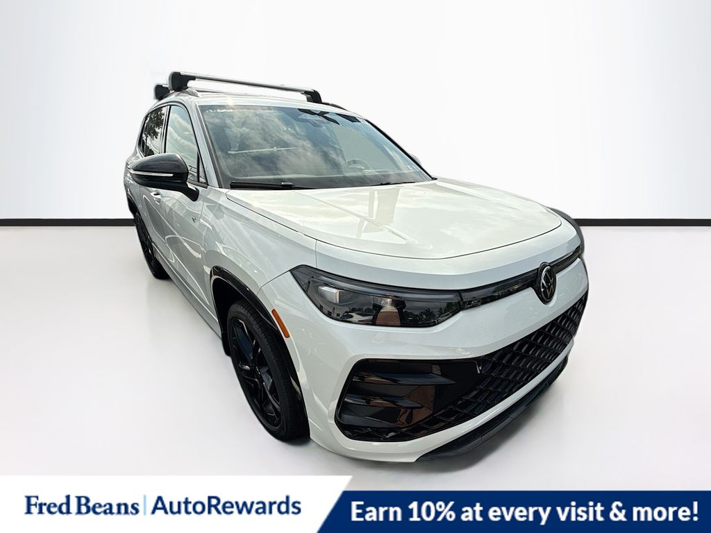 2025 Volkswagen Tiguan SE R-LINE BLACK's photo