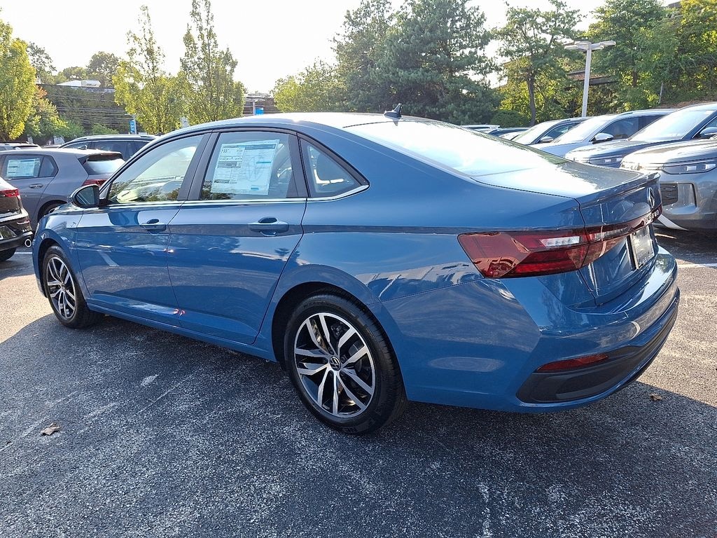 New 2025 Volkswagen Jetta 1.5T SE Sedan