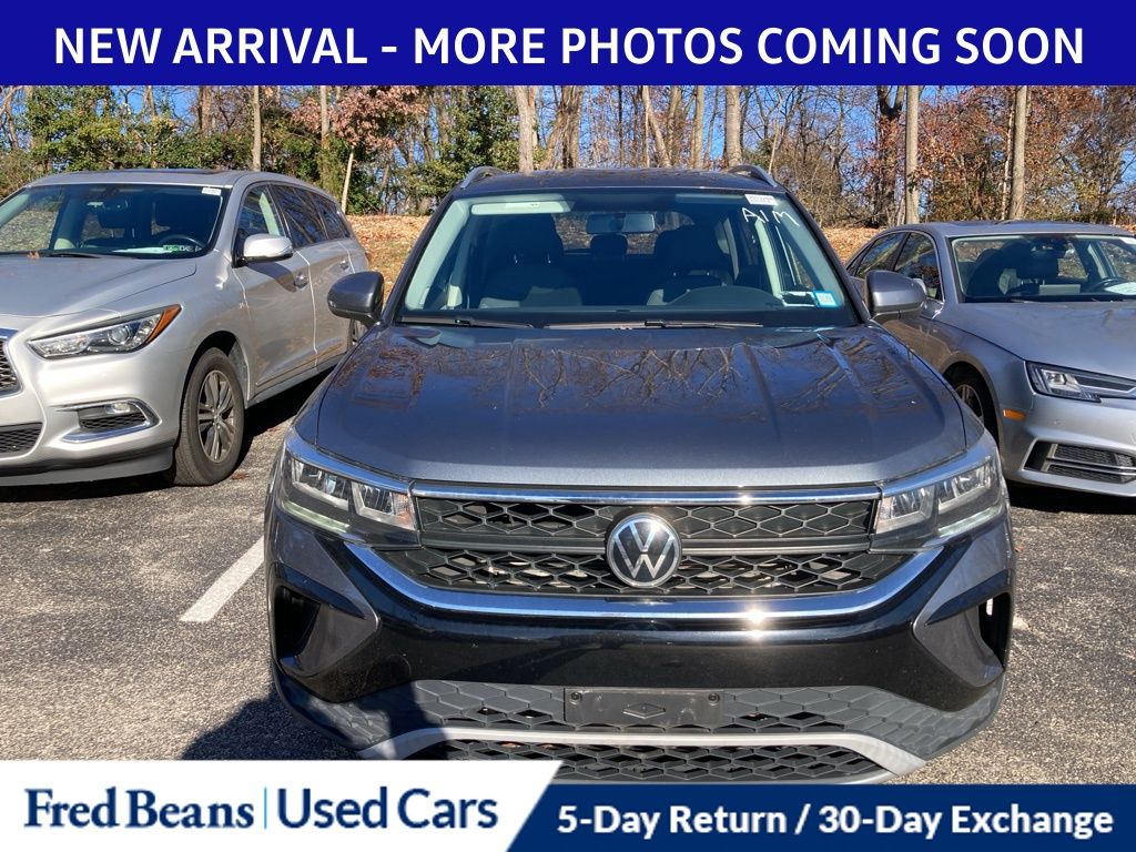 2022 Volkswagen Taos SE photo 2