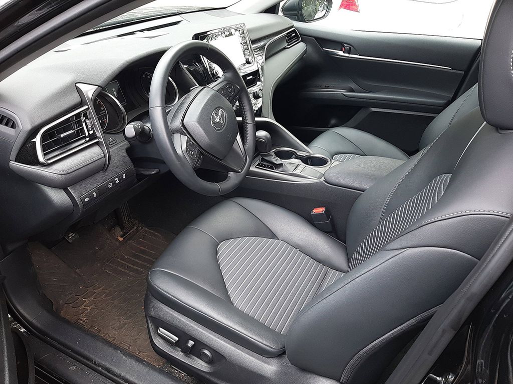 2023 Toyota Camry SE photo 3