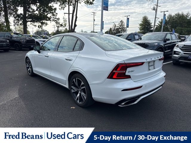 2019 Volvo S60 T6 R-Design photo 4