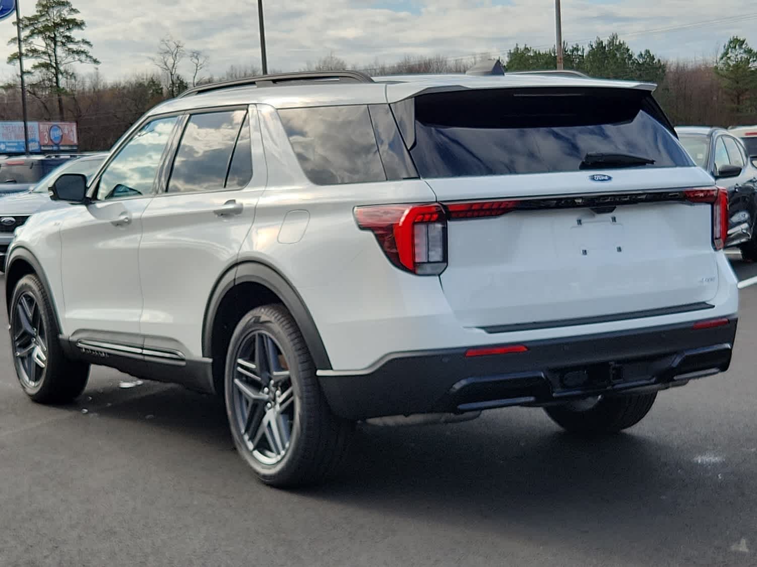 2025 Ford Explorer ST-Line photo 4